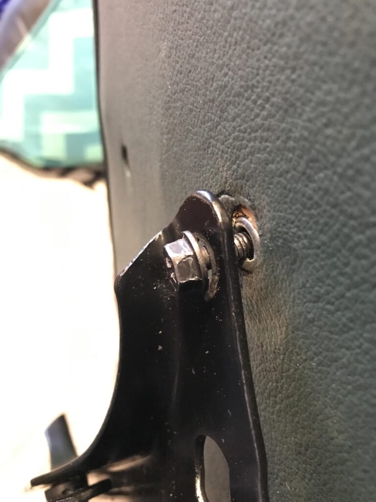 سفت کردن پیچ های صندلی اداری