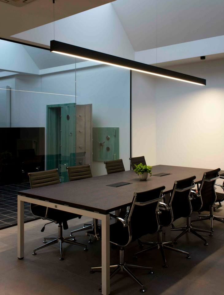 نورپردازی مناسب برای میز کنفرانس