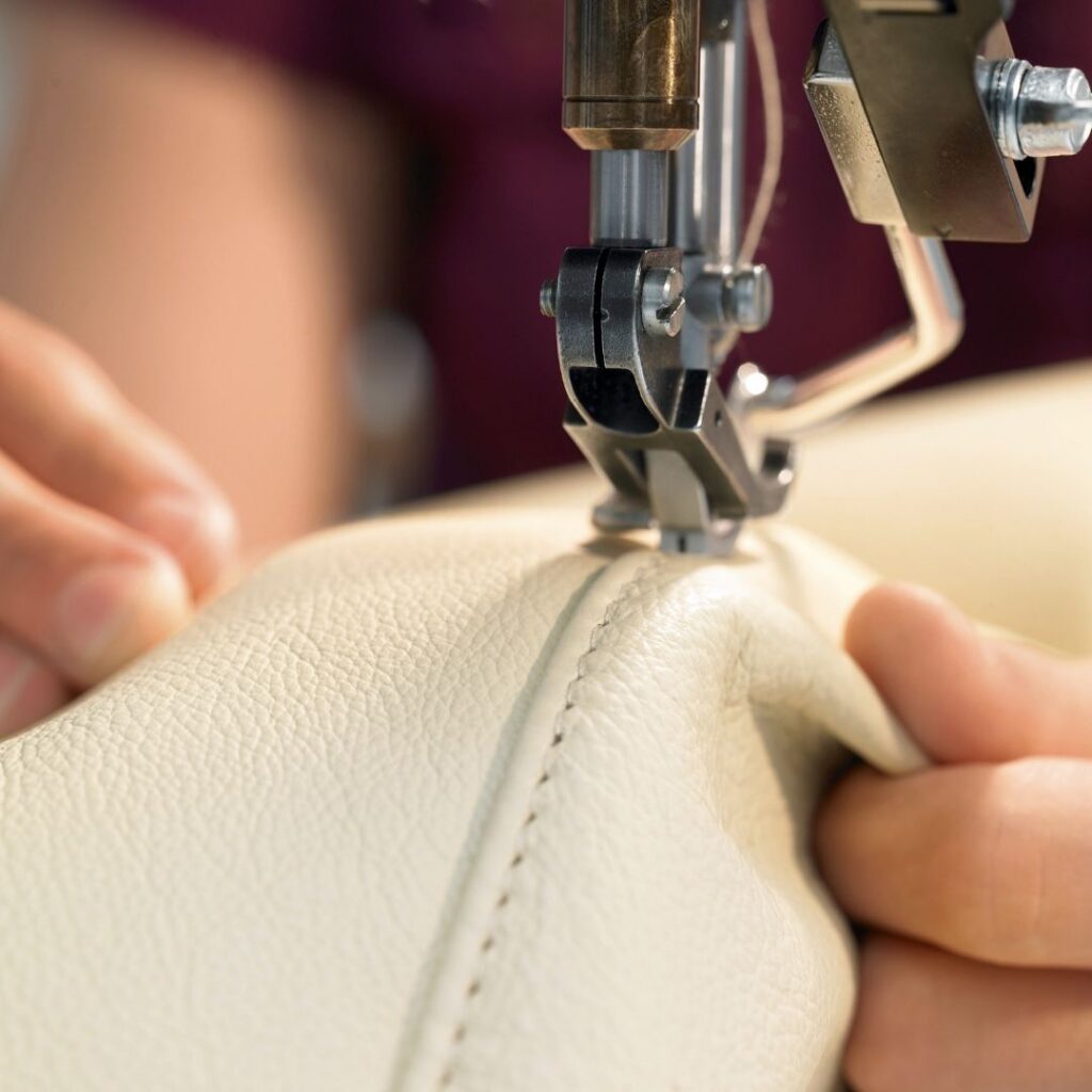 قالب‌گیری و تولید فوم صندلی اداری