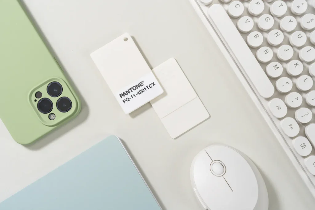 اکسسوری های اداری به رنگ سفید ابری