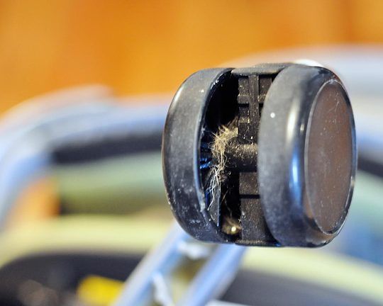 تمیز کردن دوره ای چرخ صندلی اداری