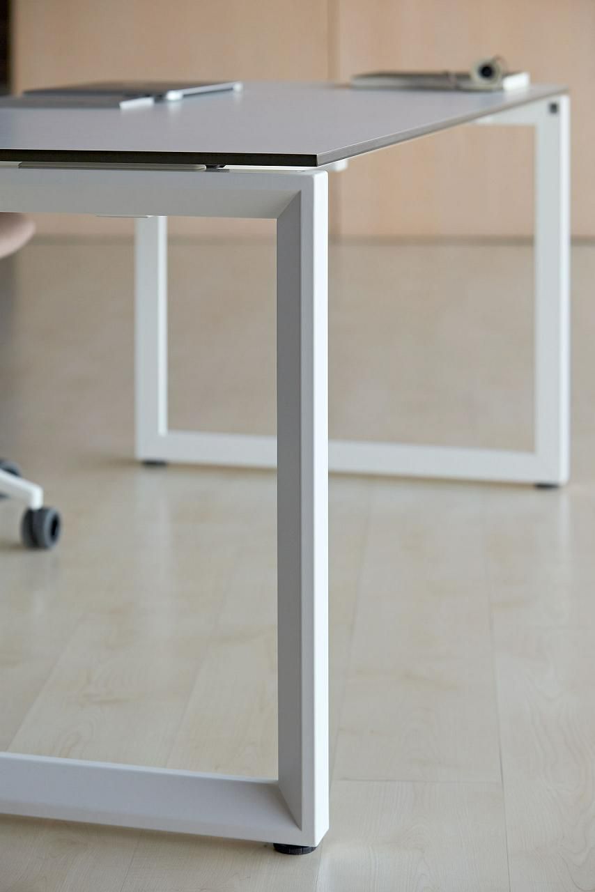 میز اداری با پایه فلزی