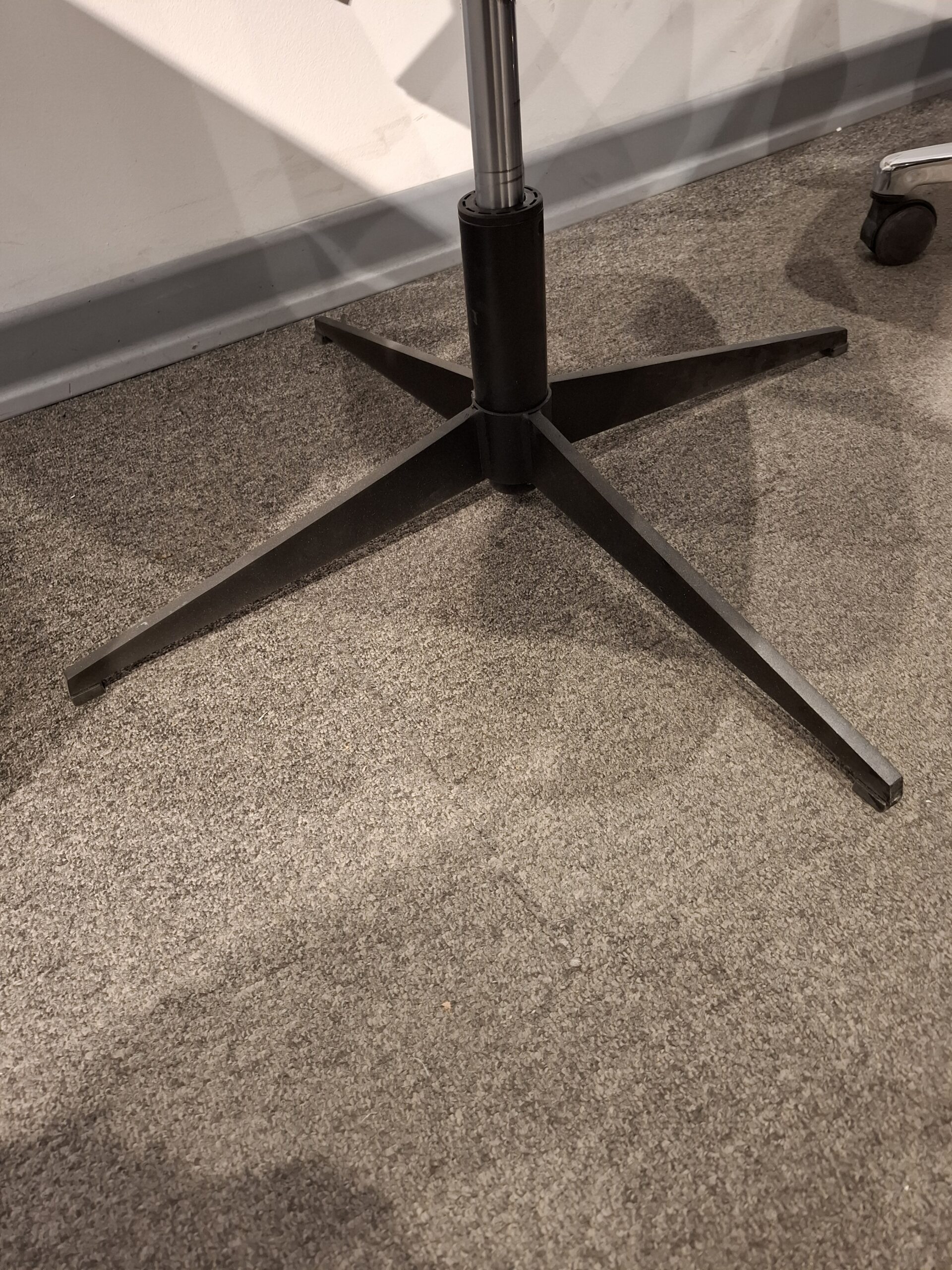 پایه مشکی صندلی لیو Q65