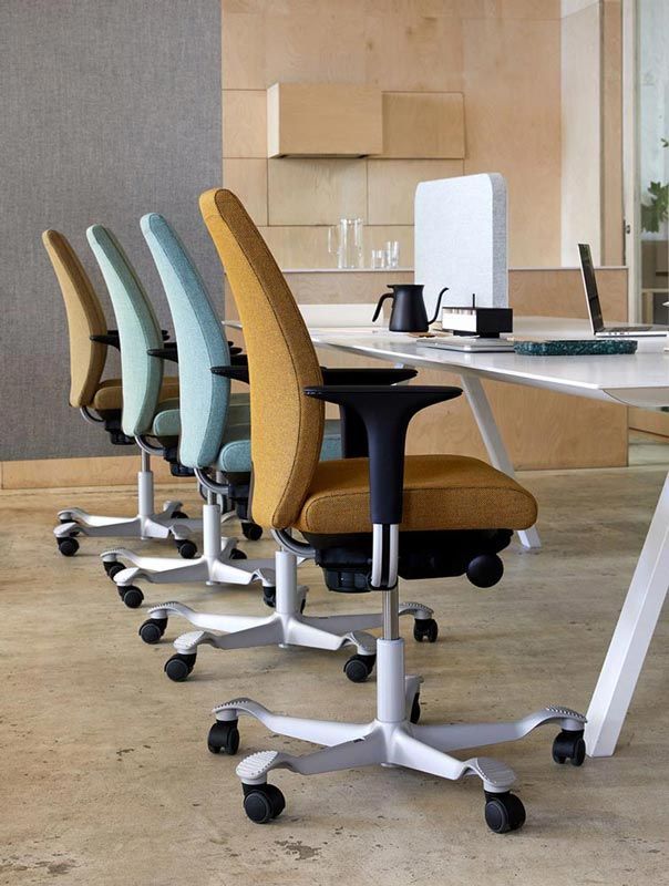 صندلی کارمندی دارای قابلیت تنظیم ارتفاع و پشتی