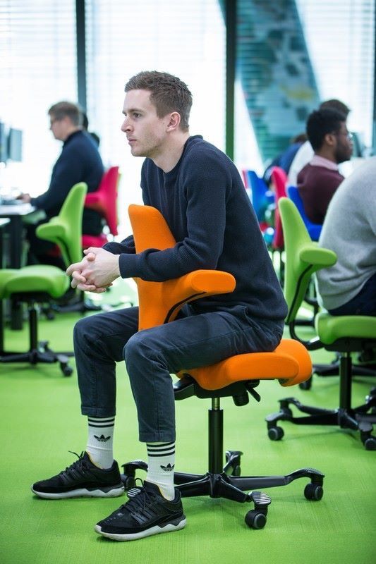 مبلمان اداری ارگونومیک در ایستگاههای کاری مشترک